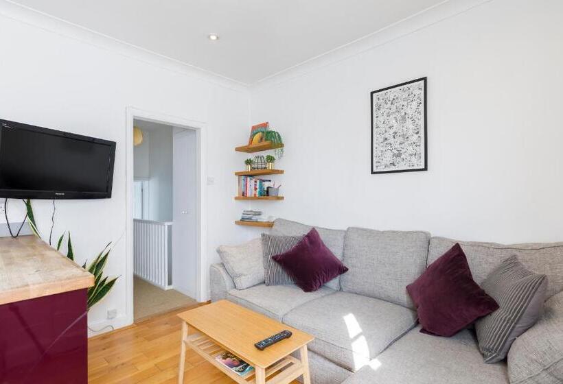 Trendy Central 1 Bed Flat With Roof Terrace