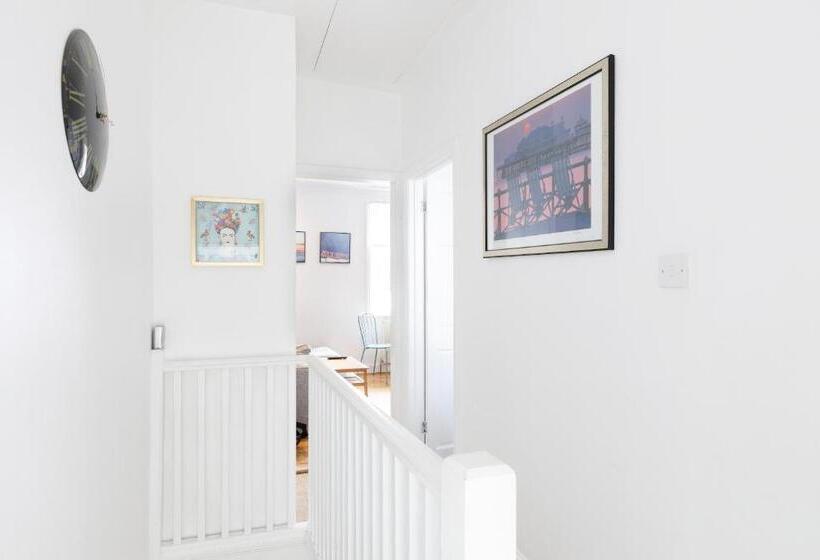 Trendy Central 1 Bed Flat With Roof Terrace