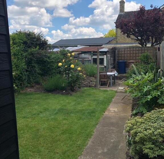 Unique One Bed Contemporary Bungalow Town Centre