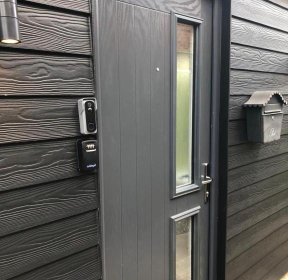 Unique One Bed Contemporary Bungalow Town Centre