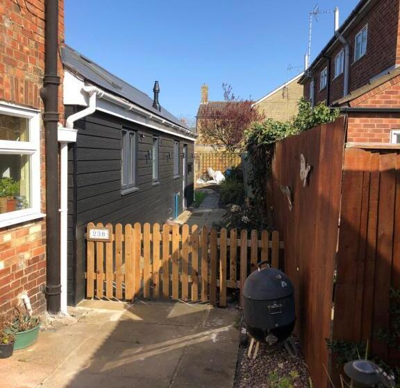 Unique One Bed Contemporary Bungalow Town Centre