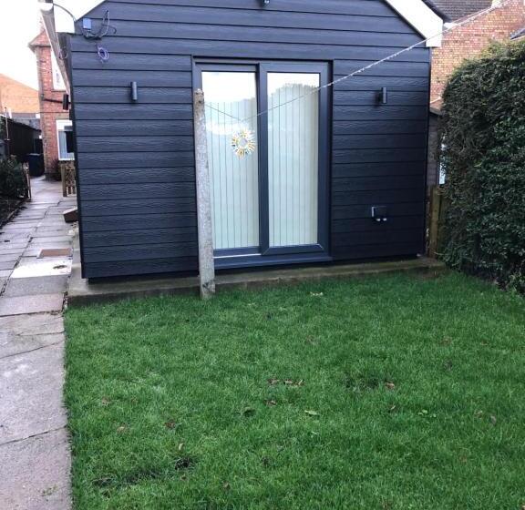 Unique One Bed Contemporary Bungalow Town Centre