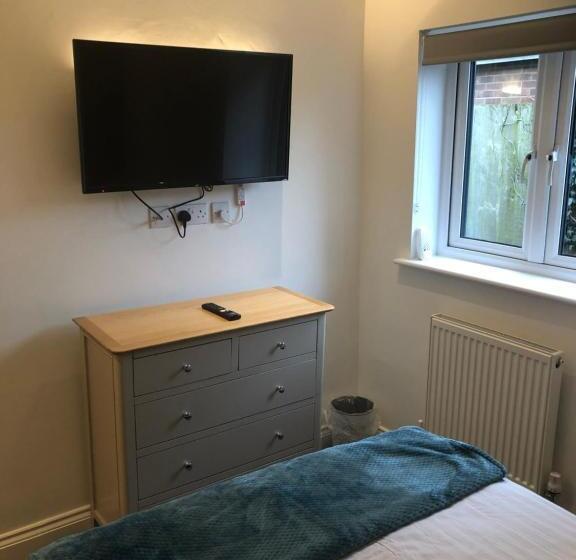 Unique One Bed Contemporary Bungalow Town Centre