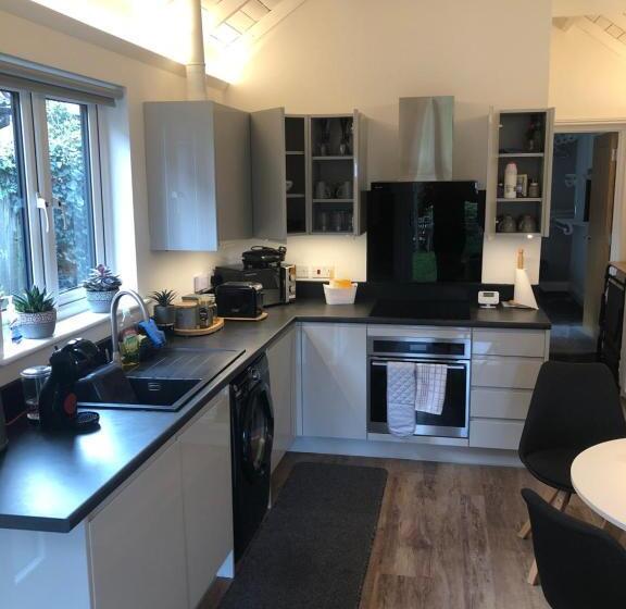 Unique One Bed Contemporary Bungalow Town Centre