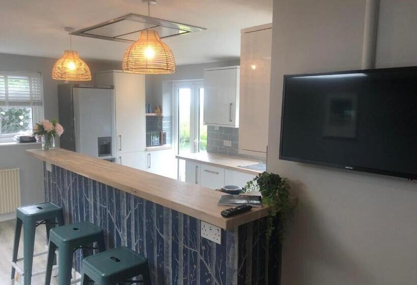 Detached, Peaceful, Spacious With Easy Access And Very Large Garden