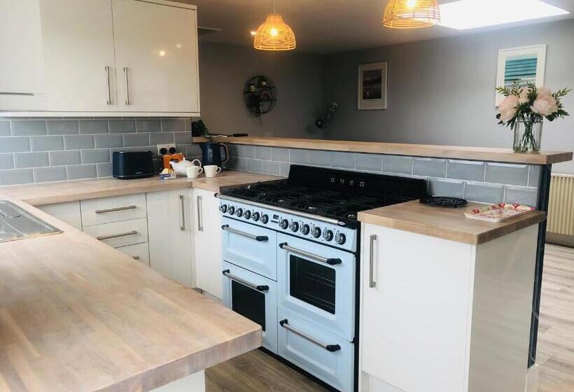 Detached, Peaceful, Spacious With Easy Access And Very Large Garden