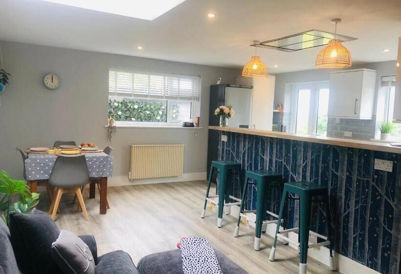 Detached, Peaceful, Spacious With Easy Access And Very Large Garden