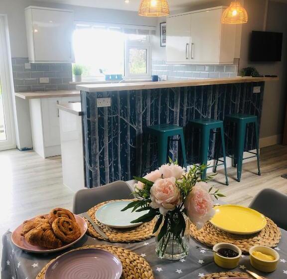 Detached, Peaceful, Spacious With Easy Access And Very Large Garden