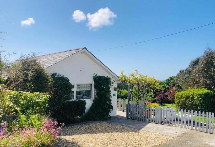 Detached, Peaceful, Spacious With Easy Access And Very Large Garden