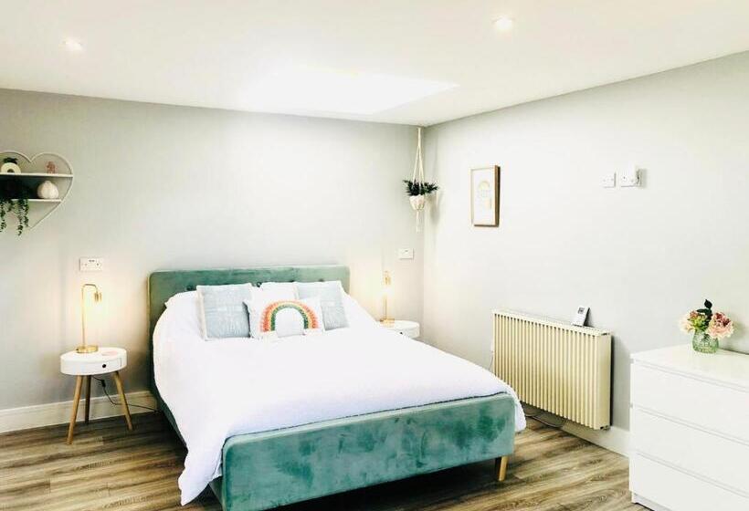 Detached, Peaceful, Spacious With Easy Access And Very Large Garden