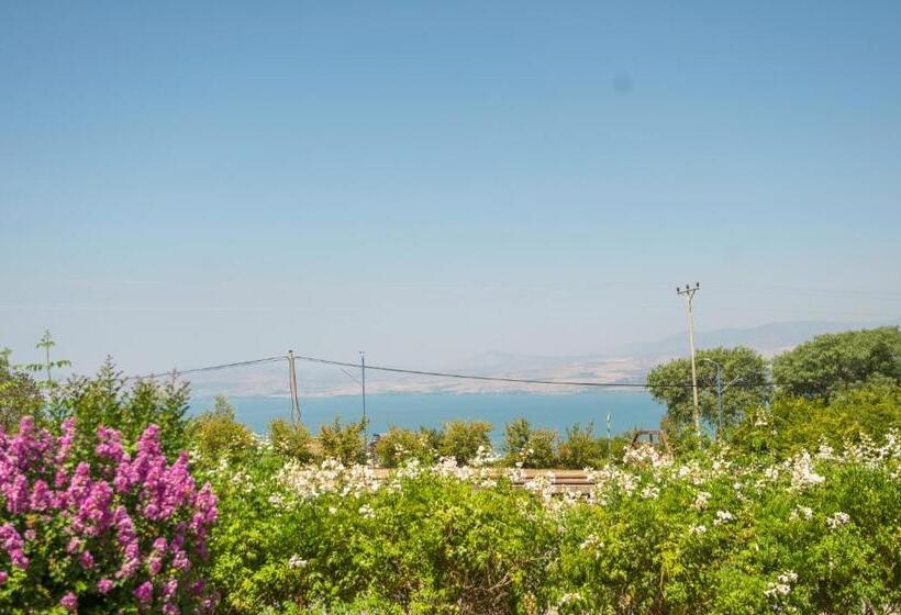 Hanahala Beramot Boutique Suites