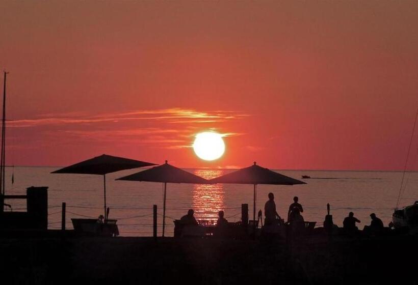 Отель Hôtel De La Jetée