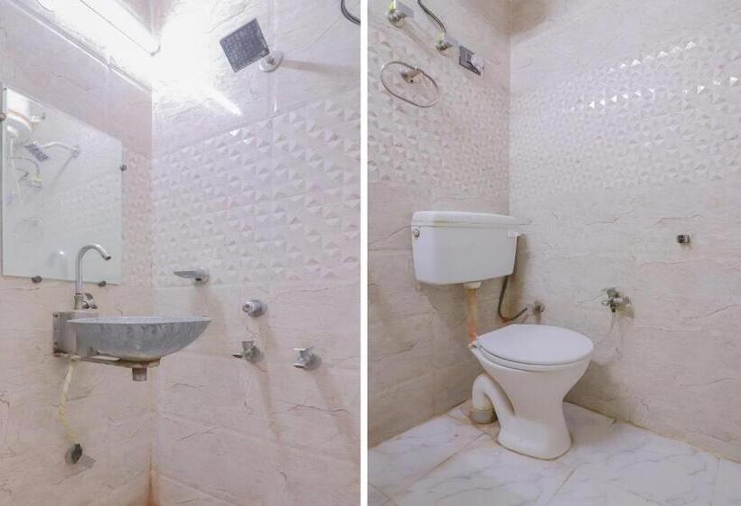 Отель Oyo 81563  M G H