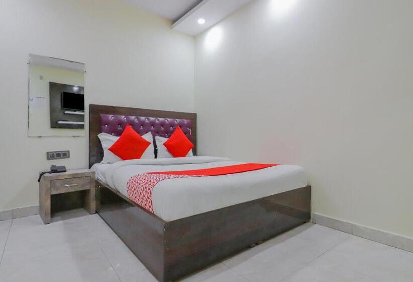 Отель Oyo 81563  M G H