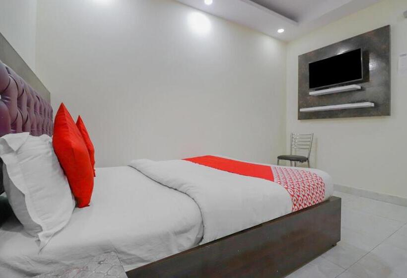 Отель Oyo 81563  M G H