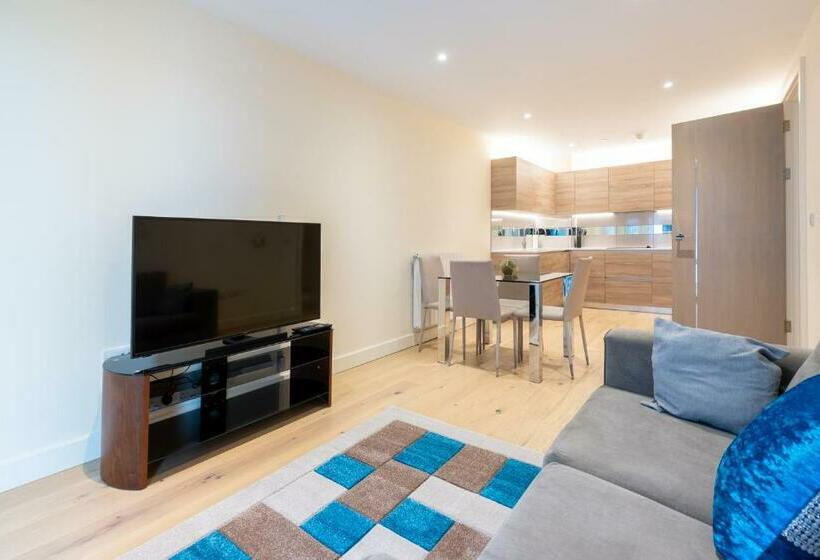 Lovely 2 Bed Condo London