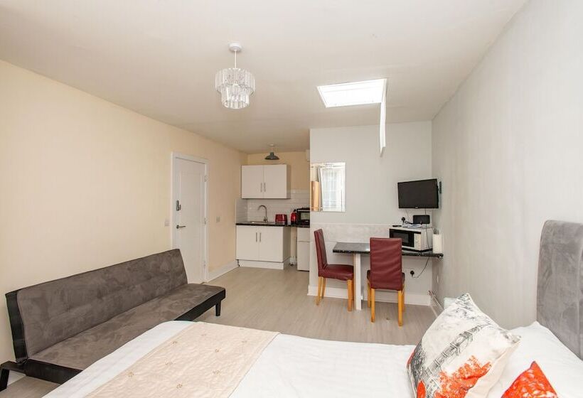 Newly Refurbished Studio, 20 Mins To London Bridge