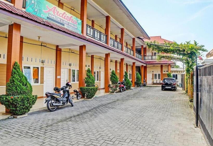 פנסיון Reddoorz Syariah @ Jalan Letda Sujono Tembung