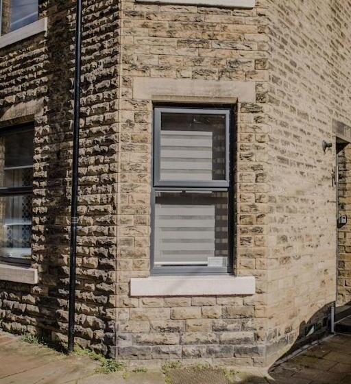 Sleeps 6 4 Bedrooms 2 Minute Walk To The Square Hosted Happy Valley Cast