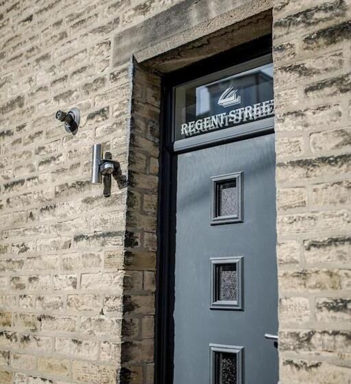 Sleeps 6 4 Bedrooms 2 Minute Walk To The Square Hosted Happy Valley Cast