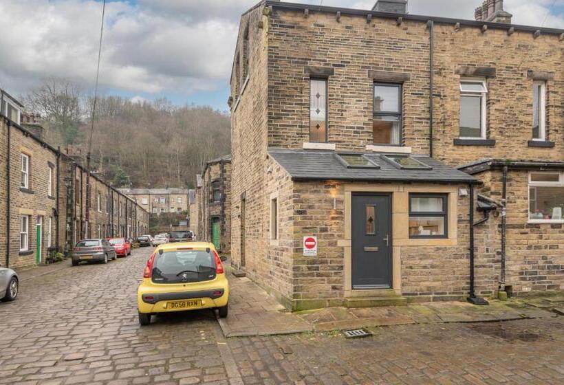 Sleeps 6 4 Bedrooms 2 Minute Walk To The Square Hosted Happy Valley Cast