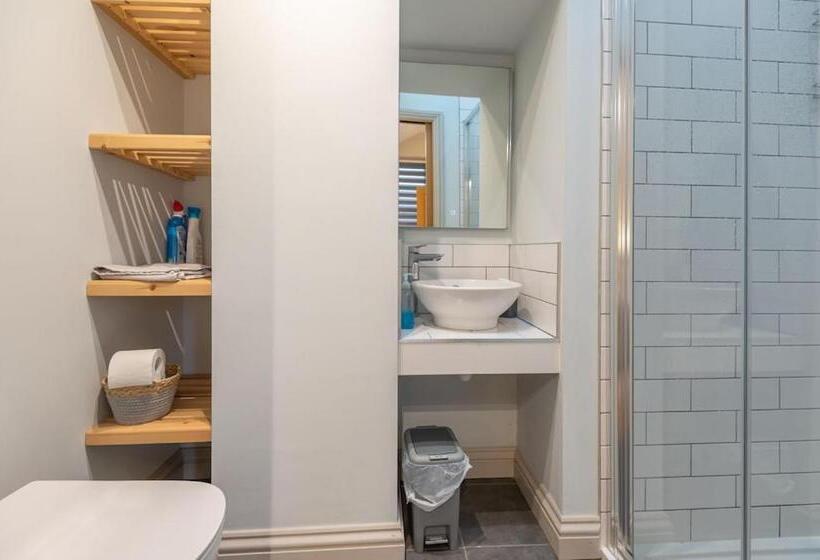 Sleeps 6 4 Bedrooms 2 Minute Walk To The Square Hosted Happy Valley Cast