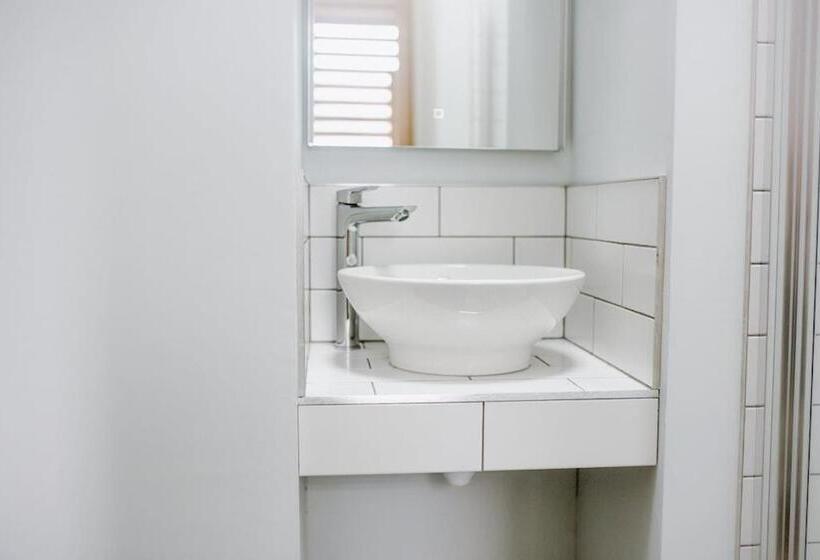 Sleeps 6 4 Bedrooms 2 Minute Walk To The Square Hosted Happy Valley Cast