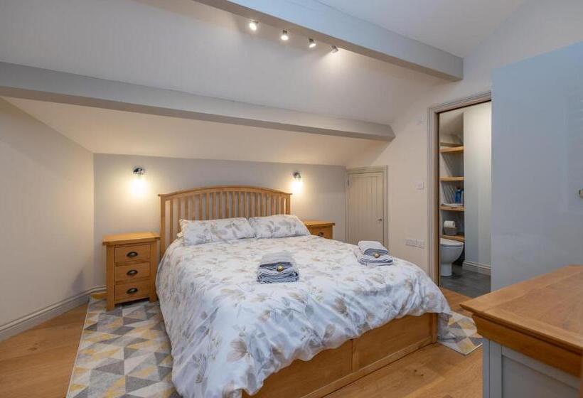 Sleeps 6 4 Bedrooms 2 Minute Walk To The Square Hosted Happy Valley Cast