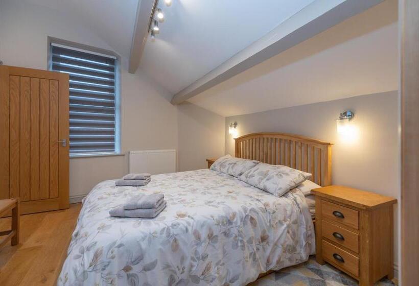 Sleeps 6 4 Bedrooms 2 Minute Walk To The Square Hosted Happy Valley Cast