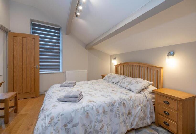 Sleeps 6 4 Bedrooms 2 Minute Walk To The Square Hosted Happy Valley Cast