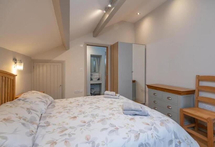 Sleeps 6 4 Bedrooms 2 Minute Walk To The Square Hosted Happy Valley Cast
