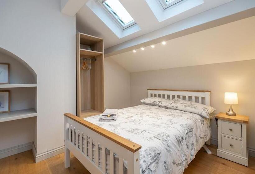 Sleeps 6 4 Bedrooms 2 Minute Walk To The Square Hosted Happy Valley Cast