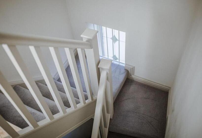 Sleeps 6 4 Bedrooms 2 Minute Walk To The Square Hosted Happy Valley Cast
