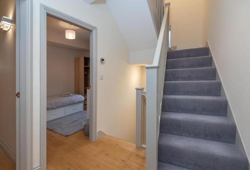 Sleeps 6 4 Bedrooms 2 Minute Walk To The Square Hosted Happy Valley Cast