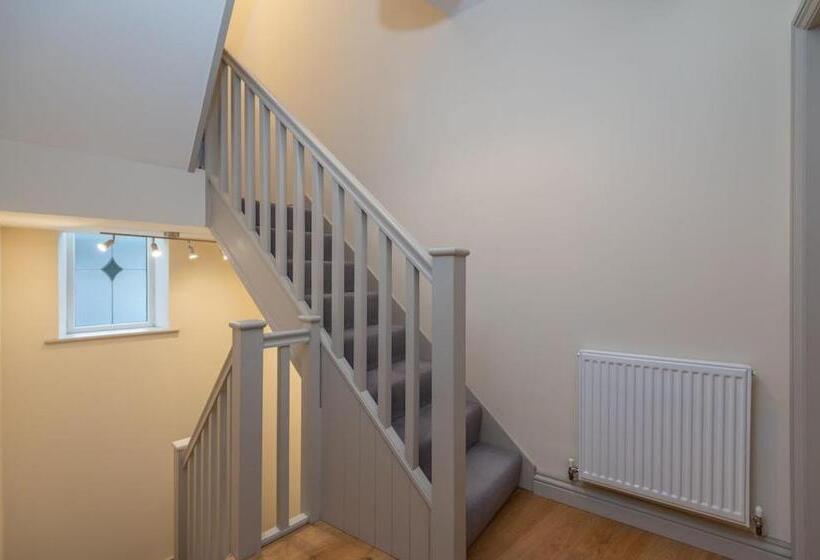 Sleeps 6 4 Bedrooms 2 Minute Walk To The Square Hosted Happy Valley Cast