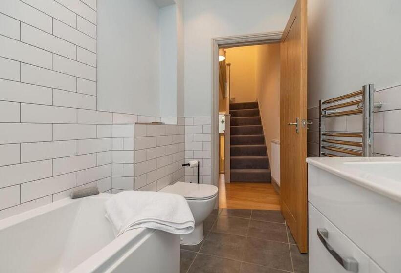 Sleeps 6 4 Bedrooms 2 Minute Walk To The Square Hosted Happy Valley Cast