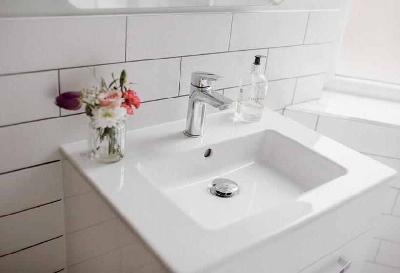 Sleeps 6 4 Bedrooms 2 Minute Walk To The Square Hosted Happy Valley Cast