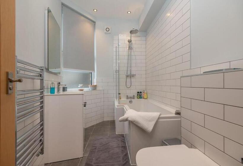 Sleeps 6 4 Bedrooms 2 Minute Walk To The Square Hosted Happy Valley Cast