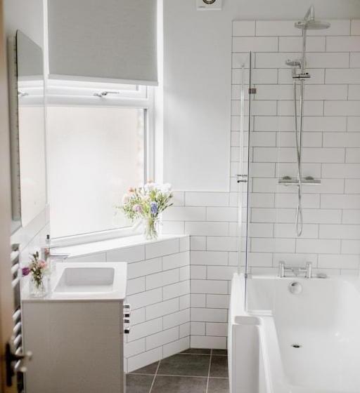 Sleeps 6 4 Bedrooms 2 Minute Walk To The Square Hosted Happy Valley Cast
