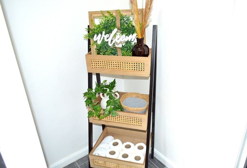 Beautiful Two Bed Apartment With Driveway Parking