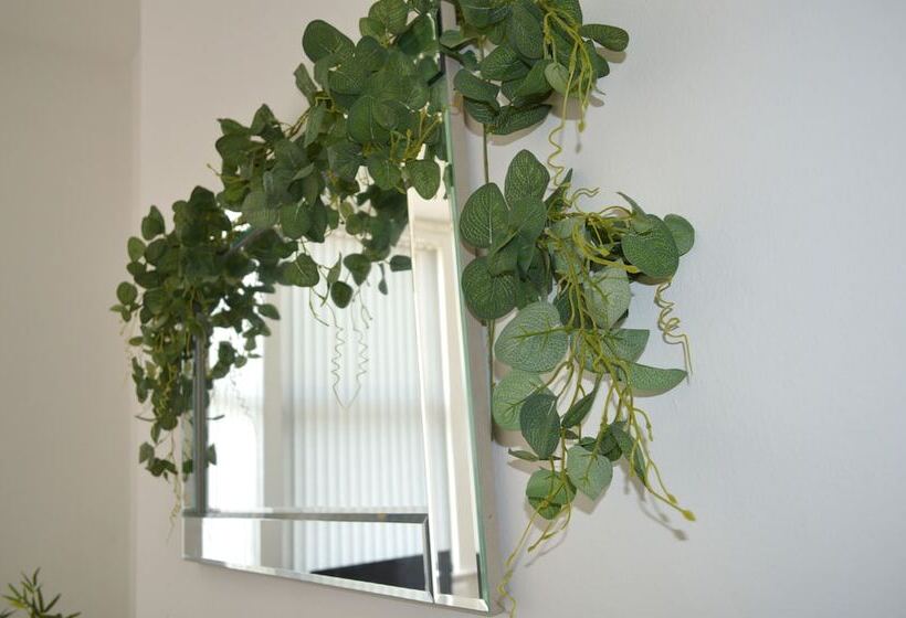 Beautiful Two Bed Apartment With Driveway Parking