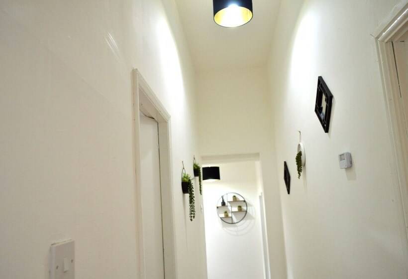 Beautiful Two Bed Apartment With Driveway Parking