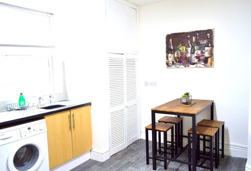 Beautiful Two Bed Apartment With Driveway Parking