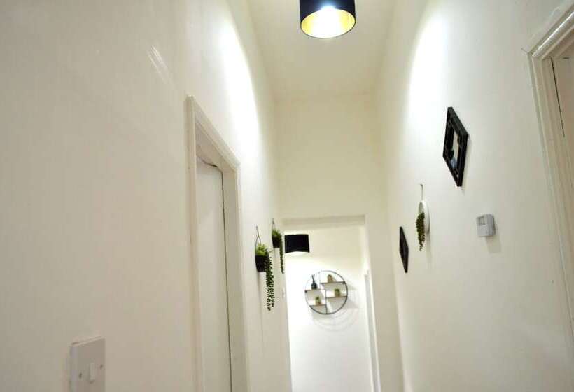 Beautiful Two Bed Apartment With Driveway Parking