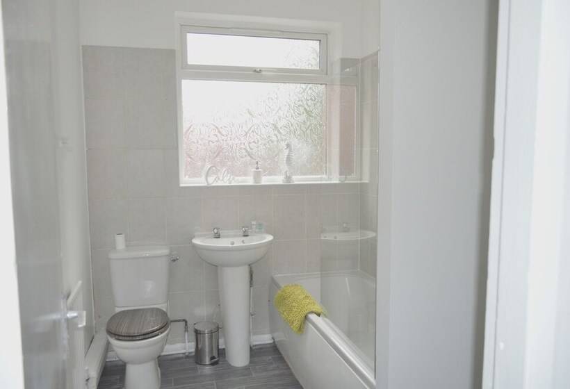 Beautiful Two Bed Apartment With Driveway Parking