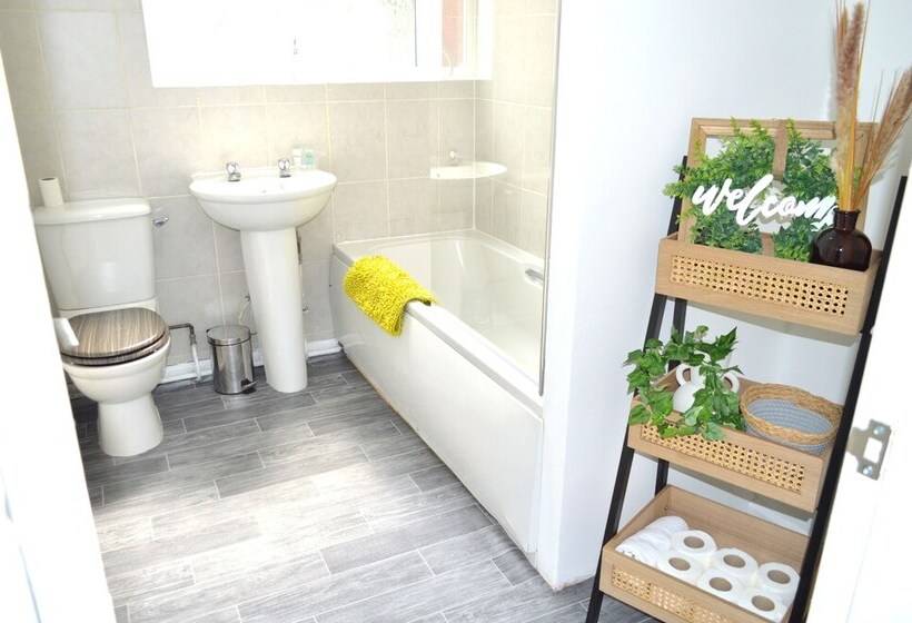 Beautiful Two Bed Apartment With Driveway Parking