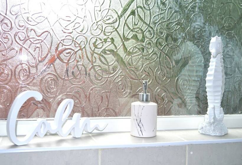 Beautiful Two Bed Apartment With Driveway Parking