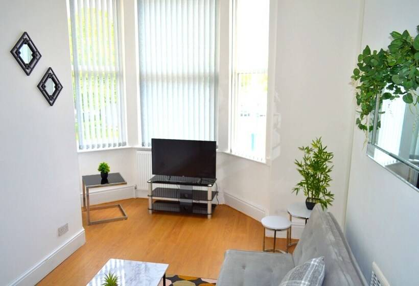 Beautiful Two Bed Apartment With Driveway Parking