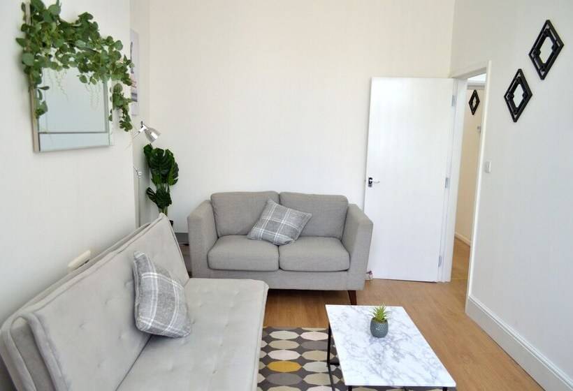 Beautiful Two Bed Apartment With Driveway Parking