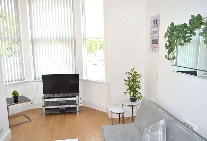 Beautiful Two Bed Apartment With Driveway Parking